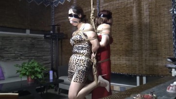 【胜景影视】两女M单腿展翅绑在茶室 两女M被绑吊在茶室边喝茶边欣赏两女M，真是不错风景