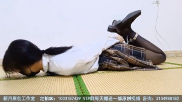 【新月原创】【彩依】性感JK黑丝8字铐 逃脱失败被抓回来驷马铐的可怜女孩