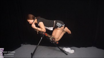 【BSD】隶娘风格-身穿运动装的性感肉色闪亮肉丝高个小妹，被紧缚在健身器材上并被戴上了口球，看她挣扎的同时口水流了一地