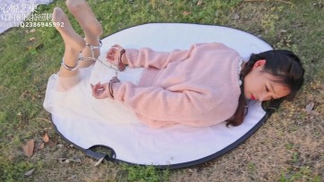 【心悦艺束】双马尾女孩室外公园镣铐行走与驷马