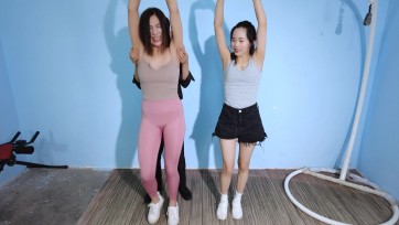 【樱束原创】《闺蜜比赛看谁最怕痒》定拍转公映！闺蜜两人都觉得自己是最怕痒的那个，于是找来好友当裁判准备来比比谁最怕痒！两人并排站，双手抱头举起朋友从身后分别挠两人，轮流...