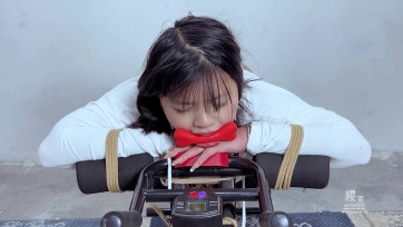 【樱束原创】《健身教练》小语的私人健身教练到家里来教她健身！从各种揩油抚摸到绳子捆绑那叫一个顺手啊！无内摸 刺激小突点！抽打丰满屁屁！玩具刺激滴蜡！骨头口球紧戴！这教练...