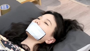 【默示录】【小凉】最后一部视频，要离开啦，用上最喜欢的胶带贴贴贴，7层胶带贴满脸，最后来一个大拥抱，舍不得学霸美女~