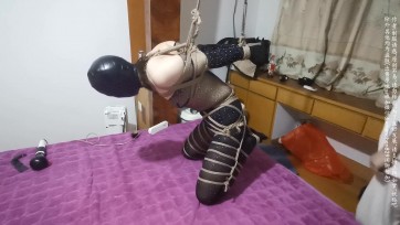 【我的媳妇】109弹、连身网袜、胶带包头 、折叠腿后手高吊缚 、棒棒固定QZGC、折磨的连呻吟声都颤动