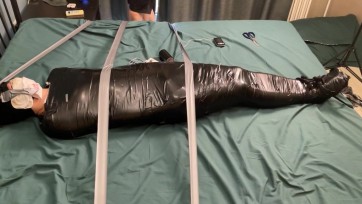 【黑魔法师】一个半小时超长时间调教，日式捆绑在椅子上电击刺激 然后木乃伊固定在床上臭袜子堵嘴 强制电击榨汁折磨 M被折磨到疯狂。。