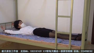 【新月原创】【红豆】入室偷袭 黑丝制服床上铐 挣扎解缚失败 手脚被严厉铐紧无法挣脱
