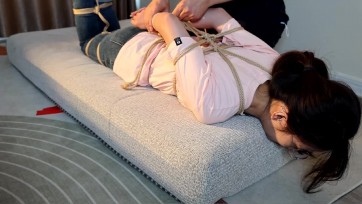 【吴越】文静，眼镜学姐浅蓝牛仔裤捆绑游戏第二季，极限放置前的严密装备篇，小狗磨牙棒口枷、极限驷马，挠痒，一贯的敏感学姐诱人挣扎与笑声、口水初现