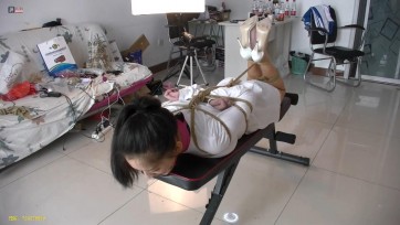 【绳之韵】长腿新人梓若试镜正片第一集：长腿美少女，舞蹈老师梓若，圆领T恤、小裤裤，后高手、驷马、股绳、口球试用，美女换鞋实录，美足欣赏