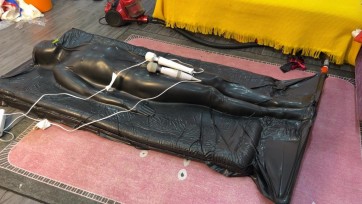 【黑魔法师】究极紧致的真空床榨精调教，真空床的另类使用方式 乳胶完全紧贴m皮肤 电击乳夹和电击疯狂折磨 无论多么巨大的刺激m的身体甚至连一寸都动不了