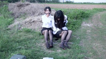 【子衿原创】cici 菲菲主演 夏天的野外太遭罪，蚊子太多了，腿都咬过敏了