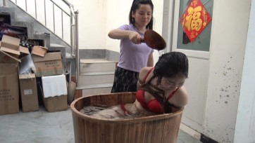 【胜景影视】女M被泡在浴桶与吊着泼水 女M被捆吊好，被浸泡浴桶后又被吊起来泼水调教