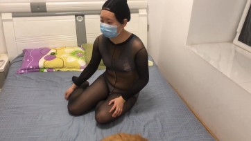 【我的媳妇】老婆丝袜全包处女作，乳胶头套，保鲜膜包裹