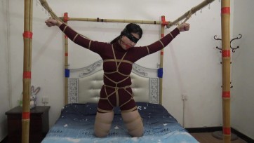 【胜景影视】女M痛苦固定在床上，戴着口球口水止不住地往下流