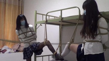 【新月原创】00后 玉箫 红豆 黑白天使 丝袜紧缚 单腿吊绑 蒙眼口塞 股绳拉扯挣扎脱缚失败 刺激得不行