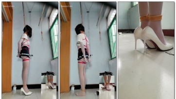 【玩家自缚】白丝里放黄豆，强制踮脚。手铐自缚，钥匙掉在地上，吊缚、够不到钥匙，脱出不能
