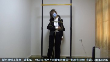 【新月原创】【佳怡】吊绑折磨，我好疼，求哥哥放过。哥哥却变本加厉，把我的脚折叠绑在架子上，还羞辱我