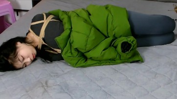 【吴越】晴子大床上的例行训练第三季，大长腿、脏白袜、欧式直臂、股绳驷马放置，附赠10公分凉高美足自我展示片段,，晴子被冻感冒了