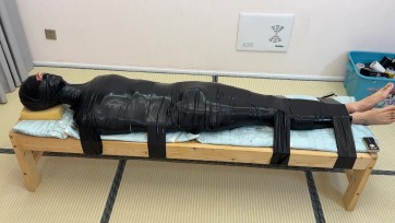 【黑魔法师】阿强惩罚三重奏序章，阿强每天都偷穿姐姐的内衣意淫姐姐，没想到姐夫发现了，姐夫决定将阿强拘束在椅子上惩罚！