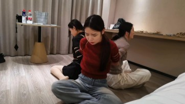 【HD飞天】模特王钰，希希和语涵在酒店聚会，被陌生人绑起来玩弄