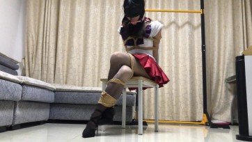 【新月原创】【雨晴】 COS美少女战士火野丽 盘脚捆绑憋尿挣扎 中途还喝了水