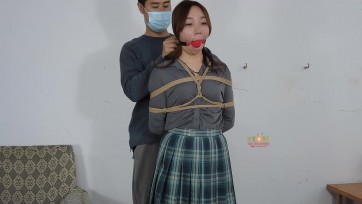 【晓鹿绳艺】【菜市场的激情】这次下达任务菜市场采购，没想到自己挑选的东西把自己坑进去了，既然挑中黄瓜那就练习一下深喉吧