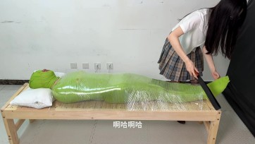 【黑魔法师】出门鬼混回来的颜老师老公喝醉了，颜老师居然在他的口袋里面发现了女人穿过的一双白色裤袜，自己的老公竟然和别的女人有关系，颜老师决定立刻进行家法调教，把老公包裹...