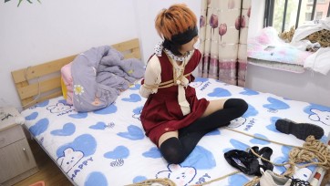 【荷仙少女】【荷约】 拒绝袜子塞嘴的橙毛少女被强制塞嘴欺负并绑在栏杆，拒绝欺负也可以 除非你自己能解开