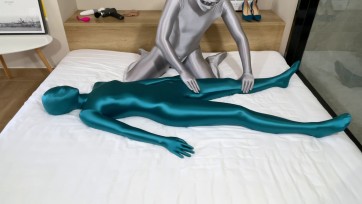 【爱丝袜の凌风姐姐】【视角2】丝滑的zentai按摩——(孔雀蓝zentai丝滑按摩放松) + (跳D+嗡嗡棒+筋膜枪+挠痒 四重刺激释放块感) + (穿上珠光丝袜+塞入嗡嗡棒+放置强高)