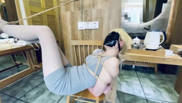 【缚艺录】月月暑假前的最后一次调教：振动+人形犬+固定...