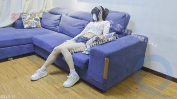 【念念】被报复的女记者 运动鞋白袜 昏迷扛抱 脱鞋袜玩弄裸足 装柜