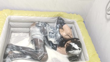 【奈奈酱原创】黑丝漆皮连体裙，润滑液和酸奶淋在身体上，粘液play