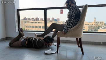 【美曦s】绳奴篇《家奴的日常驯化》吊头驷马羞耻的被绑在露天阳台上监禁4小时，等待着主人回来，还得伺候主人舔脚又是玩弄家奴的一天
