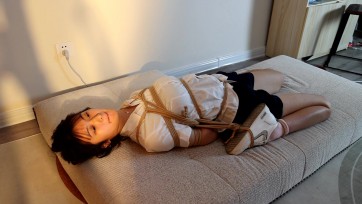 【吴越】果儿二拍第二季，JK白衫仰面倒M缚，蒙眼、极限原味封堵。脱掉鞋袜玩丫丫、掀开衣襟玩肚脐，有点猥琐的角度，少女第一次正对镜头的尴尬，无助无奈的软萌小可爱