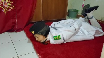 【TiedIndonesia】公主特训。 “公主秘书被绑湿” 公主被绑在浴室里，然后被绑起来的绑匪洗澡。