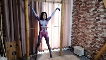 【束缘阁】女侠的极限四肢固定 脚尖垫地的折磨