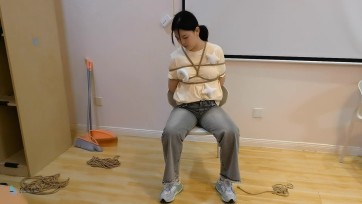 【JS】【梦琪】椅子上的束缚/毛巾塞嘴/胶带/丝袜头套/绷带/口罩/严密封堵