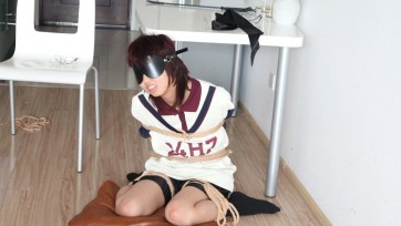 【荷仙少女】在柱子上被紧缚着的短发萝莉少女B 除了被玩弄敏感的身体和呜咽的叫声 封嘴 挠脚TK 鞭打 被强迫带上口环 伸出舌头被玩弄