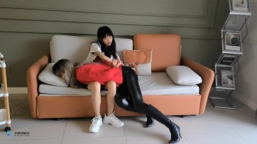 【JS】穿皮裤长靴的女老师被腹黑女学生玩弄（第二部），百合，女女调教