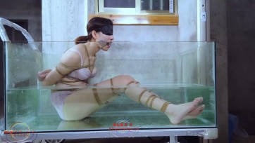 【clz原创】灵粒姐弟游戏第四集，灵粒被弟弟放置鱼缸一个小时