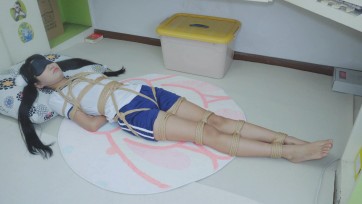 【冷与贝】体操服双马尾妹子捆绑股绳，胶带封嘴，扔到地上放置，脚踩