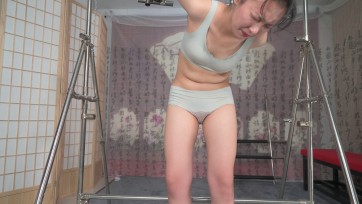 【撒琅】高挑美女内衣直臂反扭铁架高吊固定-初试滚刺和震动-这次整得她筋疲力尽