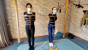【一绳所爱】两个女孩紧紧绑起来，限时逃脱