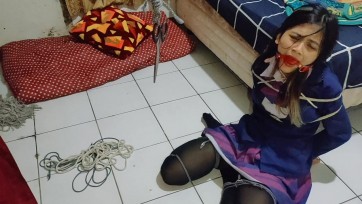 【TiedIndonesia】【COS奴役】【黑丝】【JK制服】《Komi San 无法逃脱 Part 2》绑匪回到Komi San，邀请她玩游戏。 komi san 被绑成青蛙式，双手被绑在床上。 komi san前面挂着剪刀