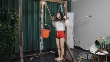 【夜未央工作室】妻奴周末小调 枷锁固定 内裤套头羞辱 强制口球 水桶吊股绳（骑绳）单手套后手吊缚 刑架大字束缚电击强制等等