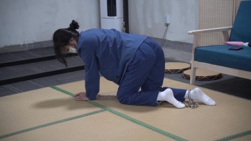 【小鹿工作室】女囚戴死铐收拾杂物不力，被惩罚戴铐跪爬驷马