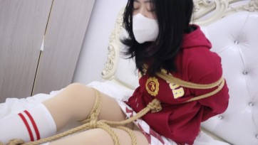 【荷仙少女】红衣少女K的初登场，超可爱的微微肉女孩子，红衣格裙，红条纹袜与小皮鞋，轻微盘腿缚，虽然被脱下鞋子抚摸的不停乱动挣扎，虽然很害羞，但是也慢慢的进入了状态