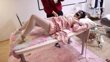 【荷仙少女】【荷约】把粉裙白丝棉袜的Lo娘姐姐绑在桌子上，手脚都固定好，这样姐姐也能挣扎开嘛，挠到你花枝乱颤惊叫连连为止，就算你伸舌头装可爱也不给你解