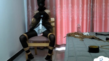 【开飞机的舒克】紫紫椅子KB放置，玩具必不可少，让我们一起来感受下新人的呻吟，我在想是不是要搞隔音了，紫紫实在是有点 兴奋，身体动不了却爆发起来了