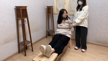 【龙飞绳艺】黑暗之中的老虎凳，审讯逼问 皮鞭抽打 最后用一根板子放到腿上 两个人同时用力按压