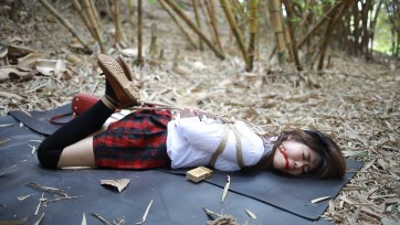 【猎美工作室】林中少女下集首部林中绑架实景片双匪调55分钟超长内容单足高吊，可怜少女无力挣扎 后手反调，红色口球让口水无法抑制的滴落乳胶口罩押解，踏上不归之路绝望，恐惧